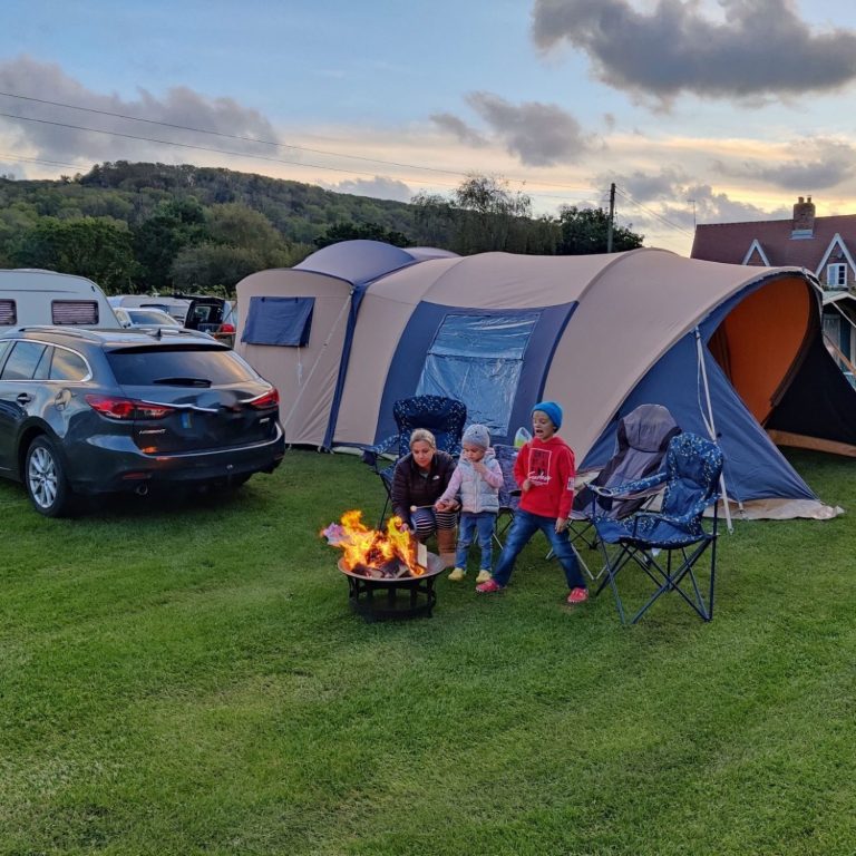 Cabanon Mercury mit Vorzelt beim Familiencamping am Abend