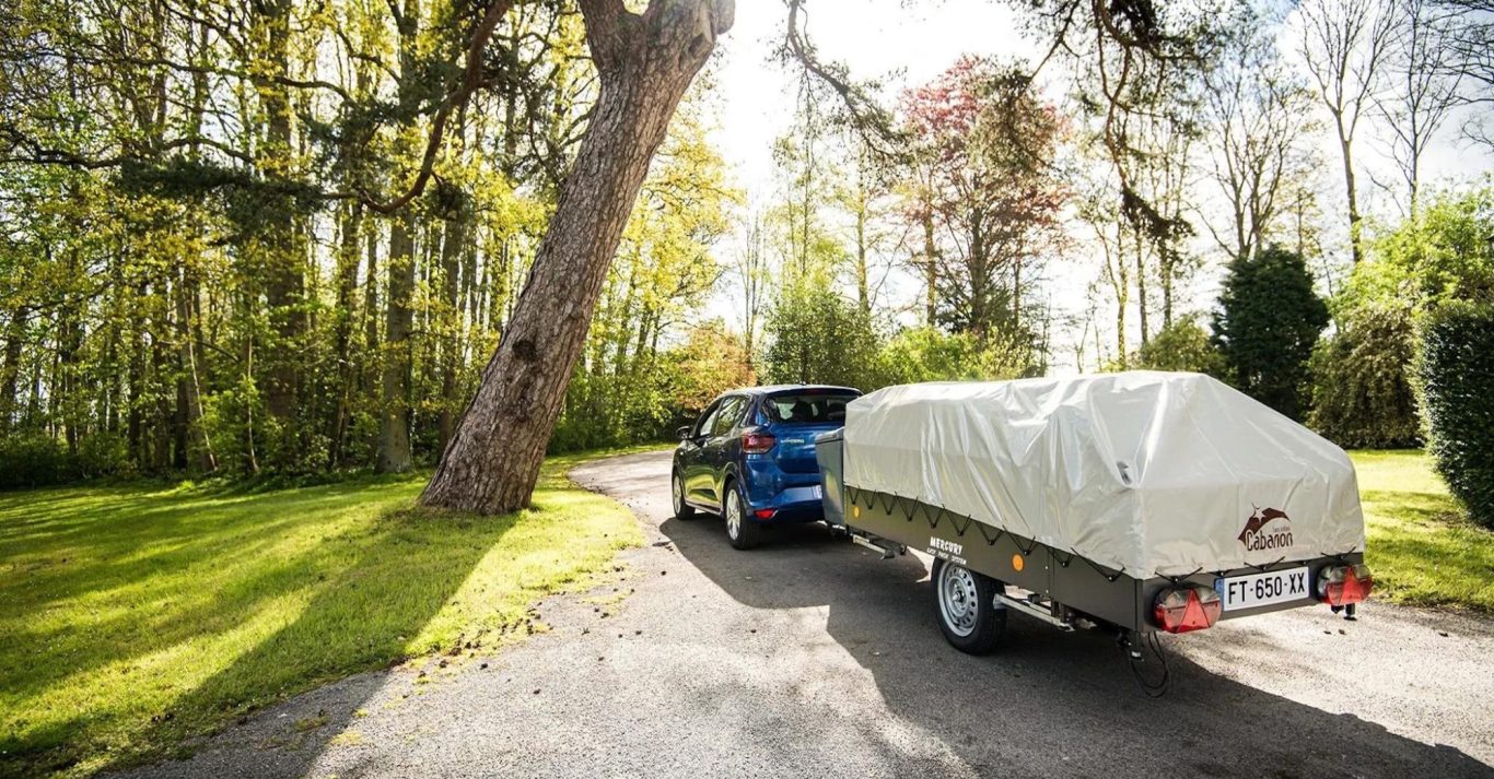 Aufgebauter Cabanon-Zeltanhänger auf einer Wiese beim Camping