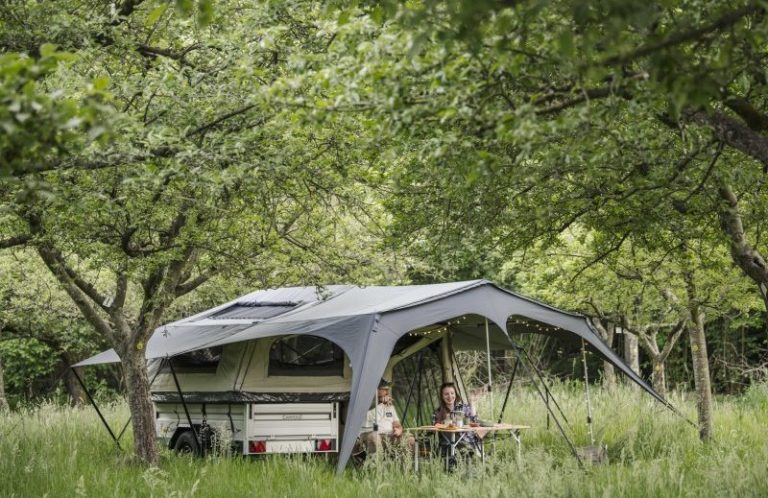 Campooz-Zeltanhänger mit Vorzelt am Waldrand